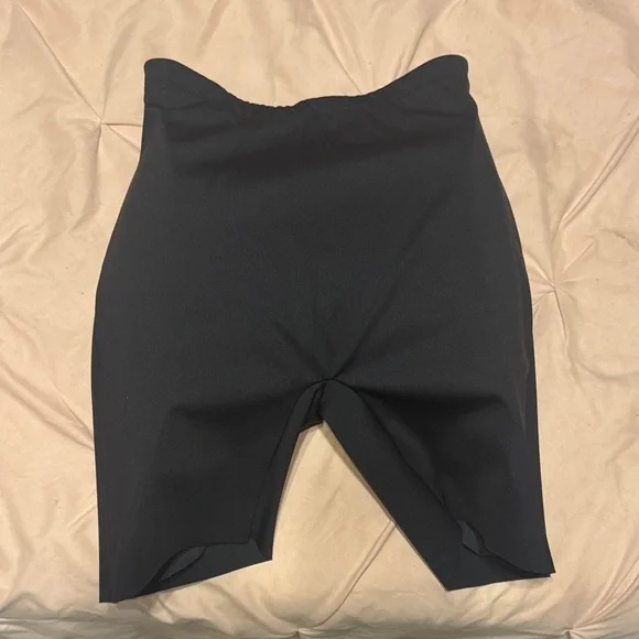 SKIMS Hip Enhancing Padded Short - Picture 3 of 7